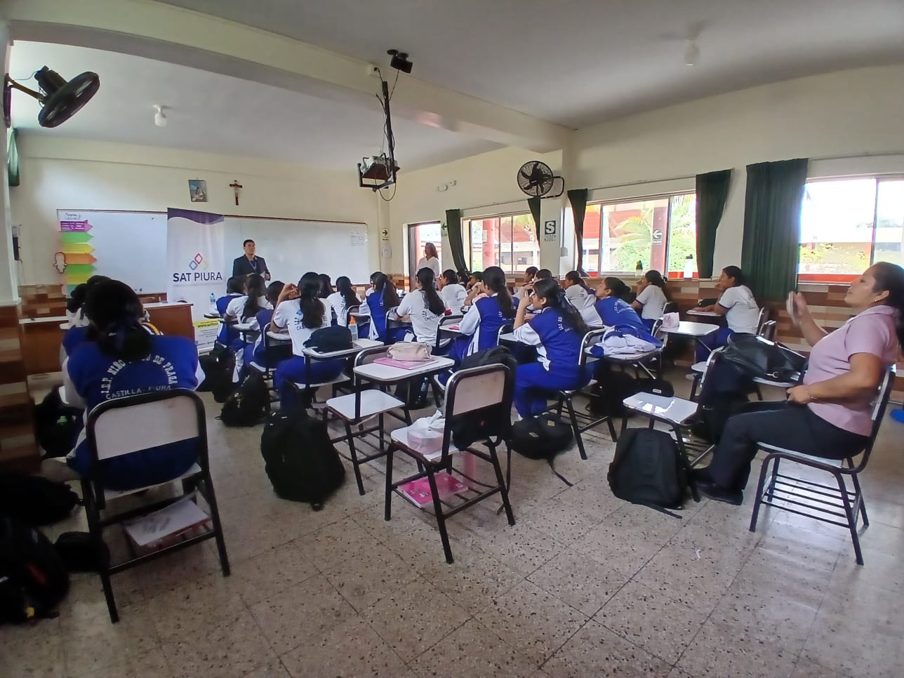 ALUMNAS DEL COLEGIO NIÑO JESÚS DE PRAGA SE CONVIERTEN EN AGENTES DE CAMBIO CON EDUCACIÓN TRIBUTARIA DEL SAT PIURA