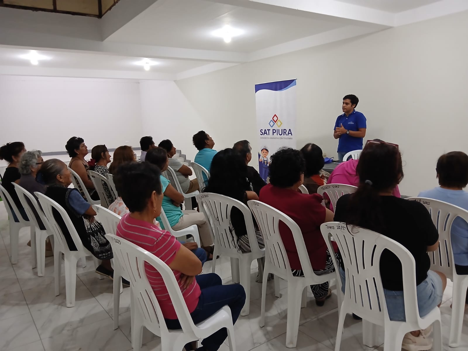 SAT PIURA LLEVA ORIENTACIÓN TRIBUTARIA EN HORARIO NOCTURNO A VECINOS DE PACHITEA